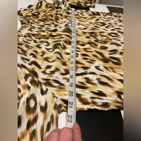 Chico’s SZ 8 Animal Print Smocked Details Neck & Wrist Tunic Business Casual - Picture 6 of 7